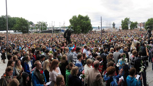 Množica na pohodu miru v Oslu (foto: Wikipedia)