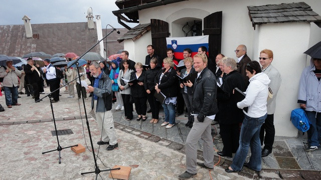 Pri sveti maši in v kulturem programu ob 23. Romanju treh Slovenij na Svetih Višarjah je zapel zbor Slovenski cvet (foto: Matjaž Merljak)