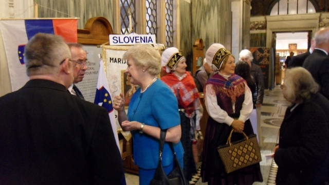Naše narodne noše, brezjansko bandero in slovenske zastave v westminstrski stolnici 25. junija 2011 (foto: Arhiv slovenske misije v Londonu)