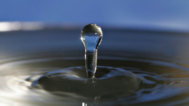 Kapljica vode (foto: Wikipedia)