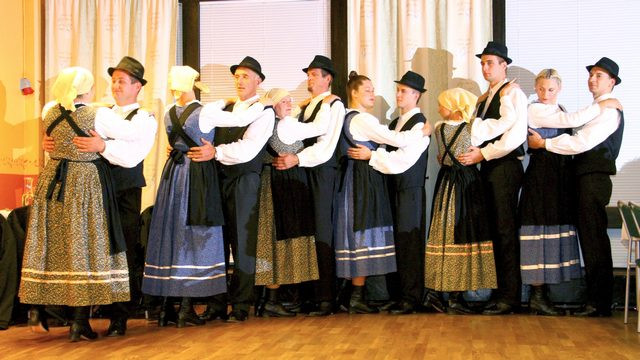 Folklorna skupina Jurij Vodovnik iz Skomarij nastopa v Köpingu (foto: Zvone Podvinski)
