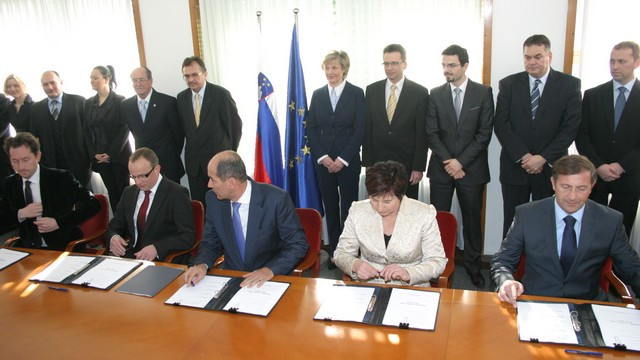 Podpis koalicijske pogodbe (foto: Izidor Šček)