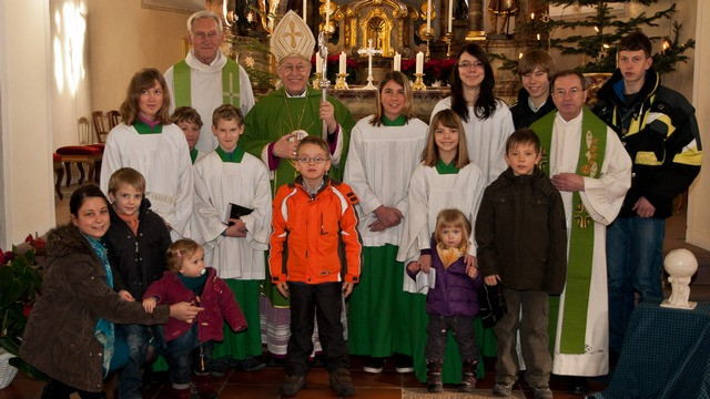 Ministranti s škofom Klugom (foto: Arhiv slovenske župnije v Mannheimu)