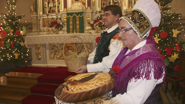 Iz mozaika različnih narodnosti sta stopila pred oltar predstavnika slovenske skupnosti (foto: Jože Kamin)