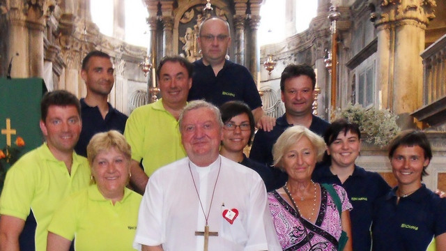 Alenka Adamič Richardson med radijskimi sodelavci in z nadškofom Alojzem Uranom (foto: ARO)