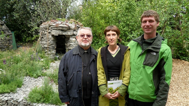 Borut, Tanja in župnik Stane ob kraškem vrtu Pepina zgodba v londonskem Chelseau (foto: Arhiv slovenske misije v Londonu)