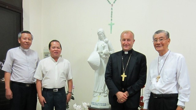 Škof msgr. dr. Anton Jamnik s kardinalom Jean-Baptistom Pham Minh Manom (foto: nn)