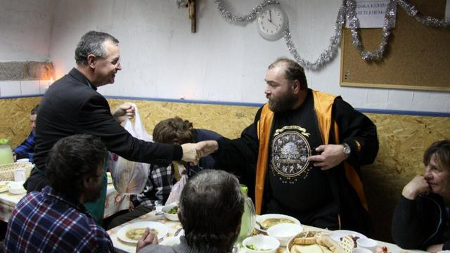 Nadškof Turnšek na obisku v ljudski kuhinji Betlehem (foto: Nadškofijska Karitas Maribor)