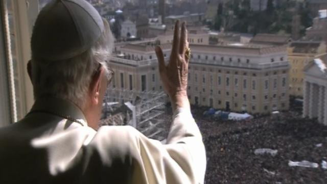 Benedikt XVI. blagoslavlja romarje (foto: CTV)