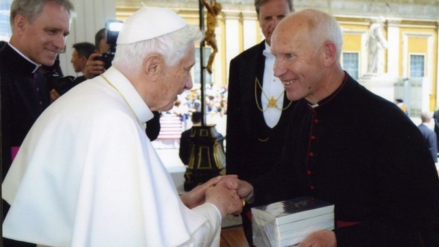 Papež Benedikt XVI. in dr. Anton Štrukelj (foto: TU SŠK)