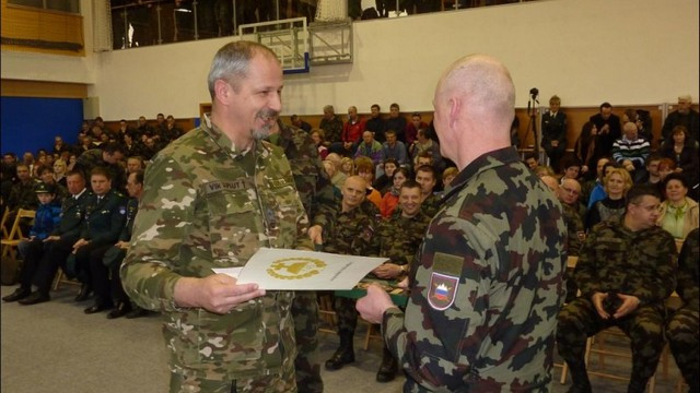 Vikar podeljuje plaketo poveljniku Centra podpolkovniku Pavlu Jerebu. (foto: TU SŠK)