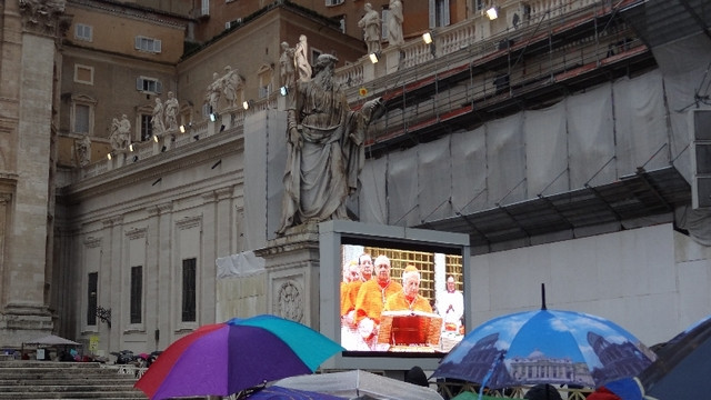 Tudi verniki na Trgu svetega Petra so lahko spremljali obred vstopa v konklave (foto: p. Robert Bahčič)