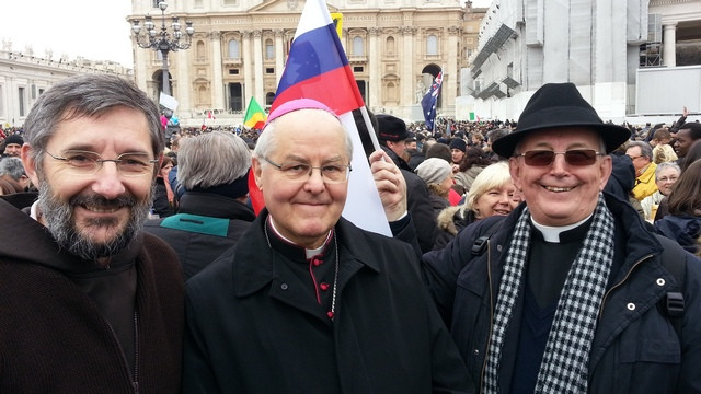 Prvi nedeljski nagovor papeža Frančiška poslušali tudi slovenski romarji. (foto: Tanja Dominko)