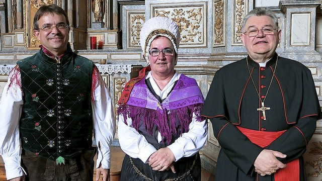 Slovenski narodni noši ob kardinalu Dominiku Duki iz Prage (foto: Jože Kamin)