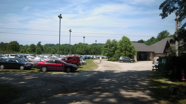 Polno parkirišče avtomobilov (foto: Tone Ovsenik)