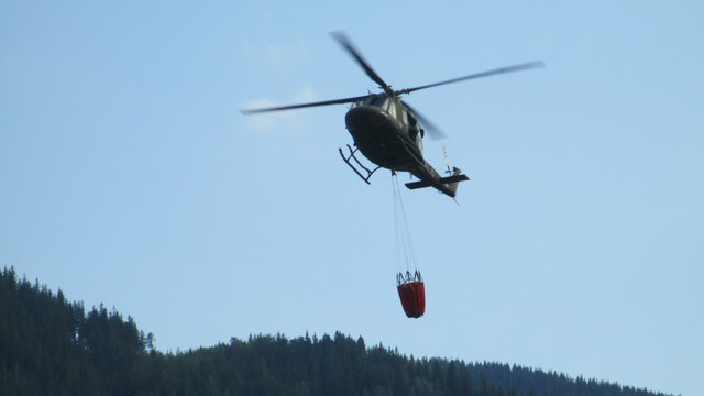 Gašenje s pomočjo helikopterja (foto: Izidor Šček)