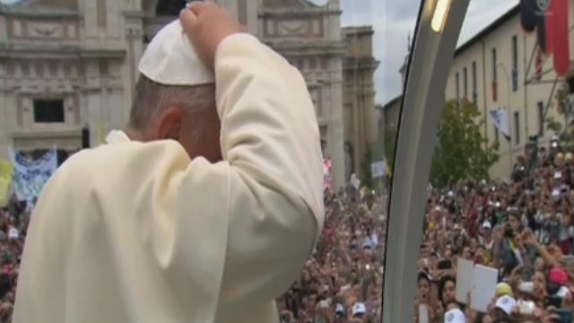 Papežu ponudili preveliko solideo (foto: Rome Reports)