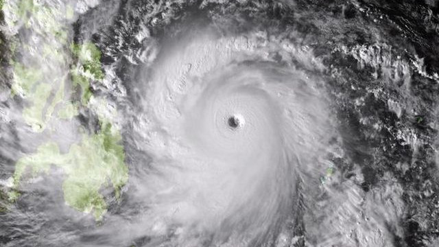Tajfun Haiyan pred Filipini. (foto: newsnationalgeographic.com)