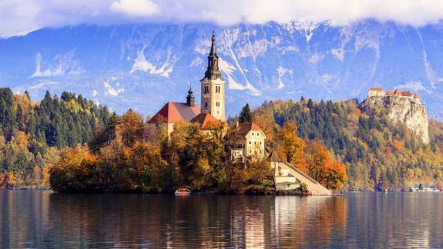 Cerkev Marije Kraljice na Blejskem otoku Cerkev Marije Kraljice na Blejskem otoku (foto: USA Today)