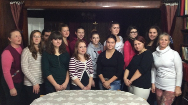 Učenke Srednje zdravstvene šole iz Ljubjane in profesorici v Našem domu (foto: Arhiv slovenske misije v Londonu)
