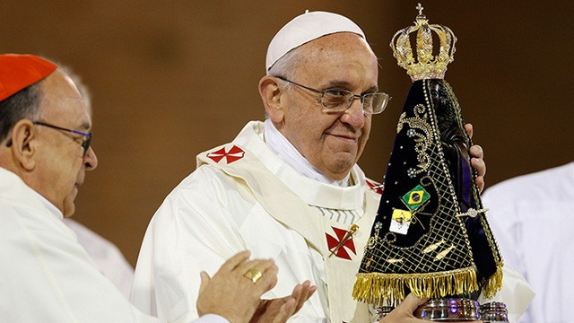 Papež s podobo Naše Gospe iz Aparecide (foto: georgiabulettin.org)