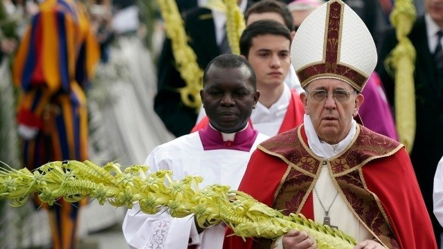 Papež v procesiji nacvetno nedeljo. (foto: it.ibitmes.it)