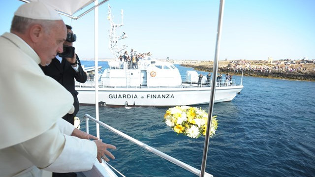 Papež ob lanskem obisku Lampeduse. (foto: Radio Vatikan)