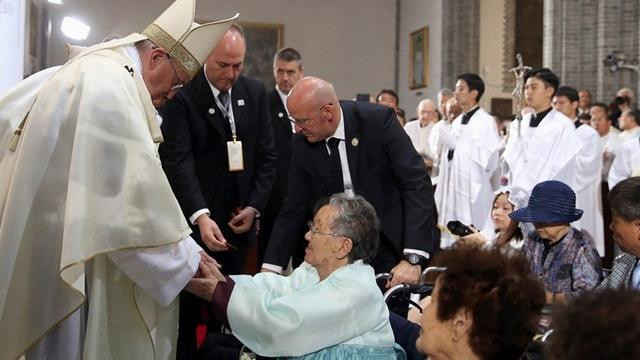 Papež pozdravlja žrtev spolnega suženjstva (foto: Radio Vatikan)