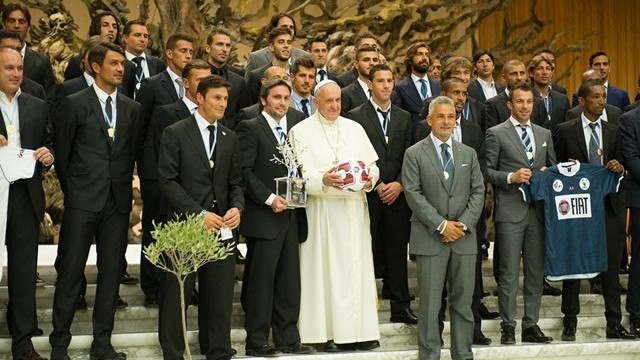 Papež z nogometaši (foto: Radio Vatikan)