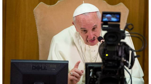 papež povezan z mladimi (foto: Radio Vatikan)