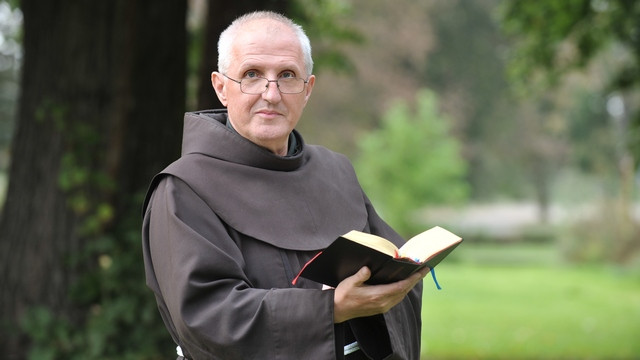 Nadškof Stane Zore ob prebiranju Svetega pisma (foto: Tatjana Splichal)