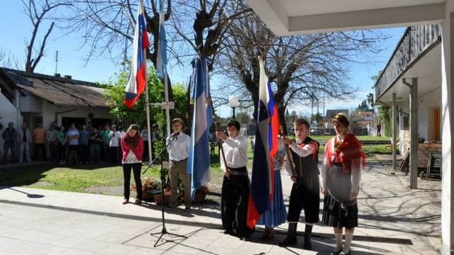 Dviganje zastav in petje himen na pristavskem mladinskem dnevu (foto: Svobodna Slovenija)