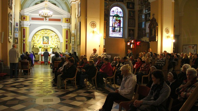 Molitev pred milostno podobo (foto: Izidor Šček)