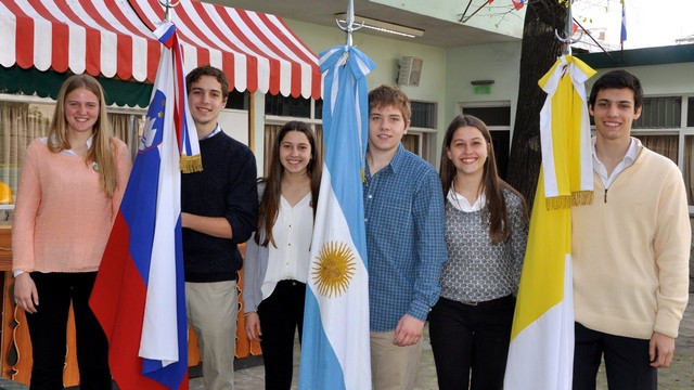 Mladi veselo nosijo zastave slovensko, argentinsko in papeško (foto: Lucijana Hribar in Svobodna Slovenija)