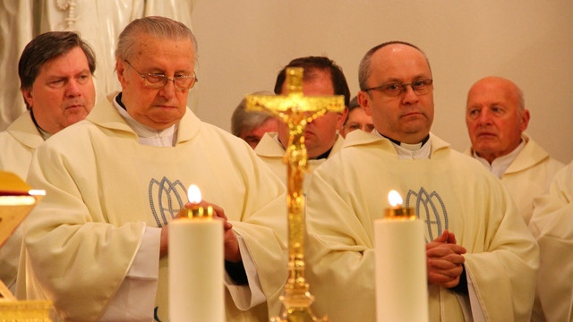 msgr. Franc Bole in msgr. Franci Trstenjak v družbi somaševalcev (foto: Izidor Šček)