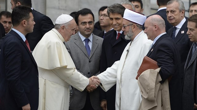 Papež Frančišek pozdravlja velikega muftija (foto: Radio Vatikan)