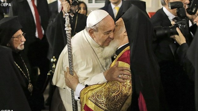 Papež Frančišek in patriarh Bartolomej (foto: Radio Vatikan)