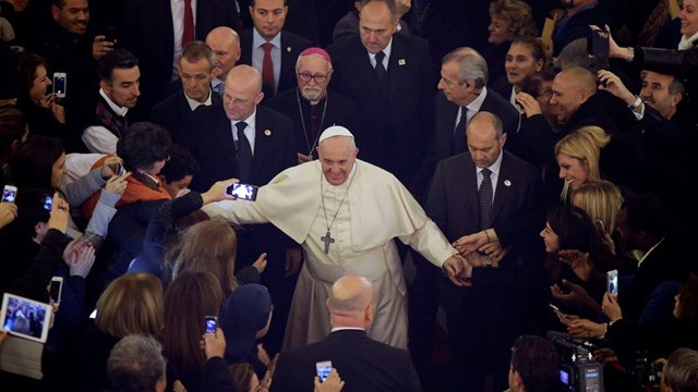 Papež med mladimi begunci v Turčiji (foto: Radio Vatikan)