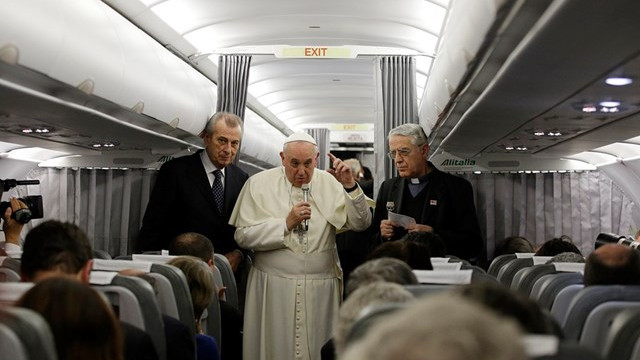 Papež z novinarji na letalu (foto: Radio Vatikan)