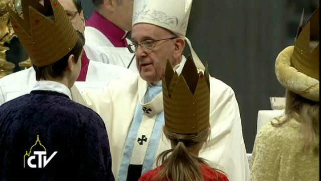 Papež Frančišek in koledniki (foto: CTV)