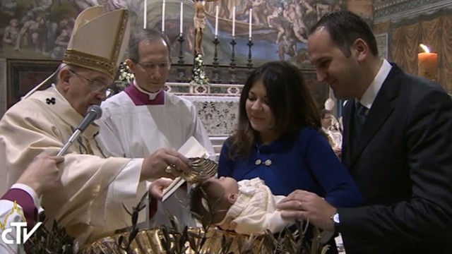 Papež je podelil zakrament svetega krsta 33 otrokom. (foto: CTV)