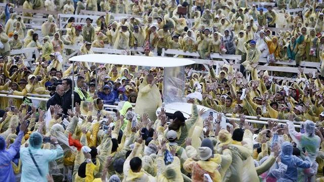 Papež v Taclobanu (foto: Radio Vatikan)