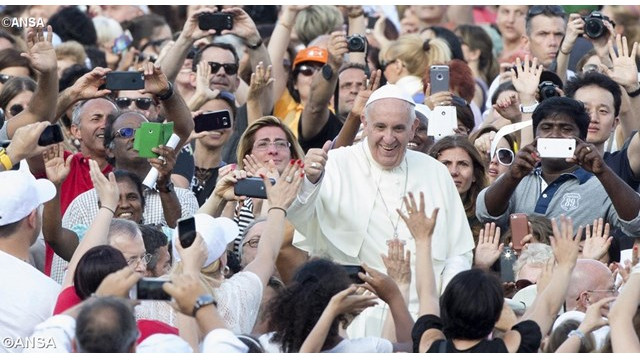 papež med Rimljani (foto: Radio Vatikan)