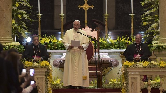 Papež v katedrali v La Pazu (foto: Radio Vatikan)