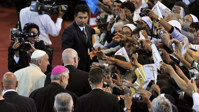 Papež s posvečenimi v Boliviji (foto: Radio Vatikan)