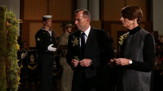 Avstralski premier Tony Abbot in žena na spominski slovesnosti (foto: APTV)