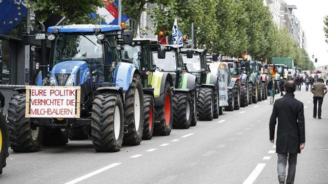 Traktorji blokirali Bruselj Traktorji blokirali Bruselj (foto: lavenir.net)