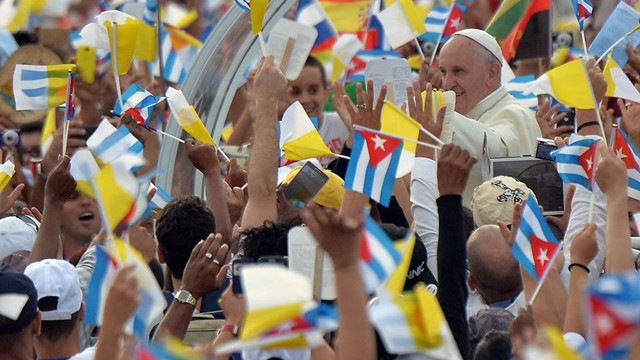 Papež na Kubi (foto: AFP)