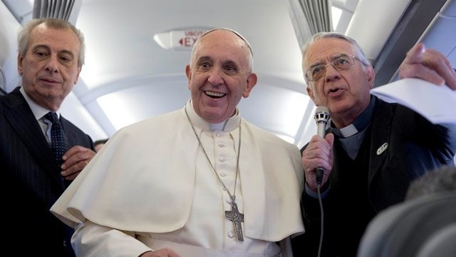 Papež na letalu (foto: Radio Vatikan)
