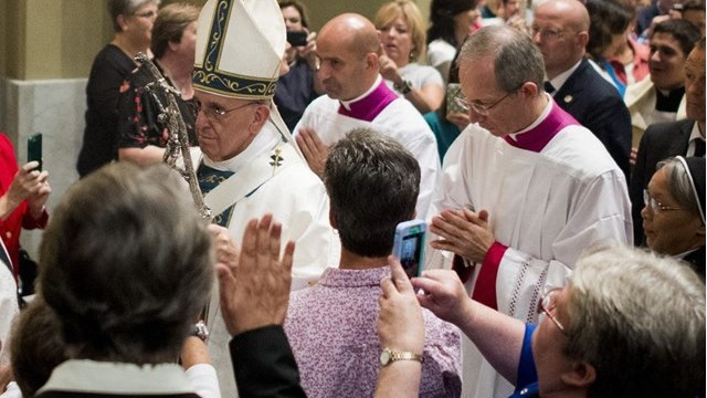 Papež pristopa k oltarju (foto: AFP)